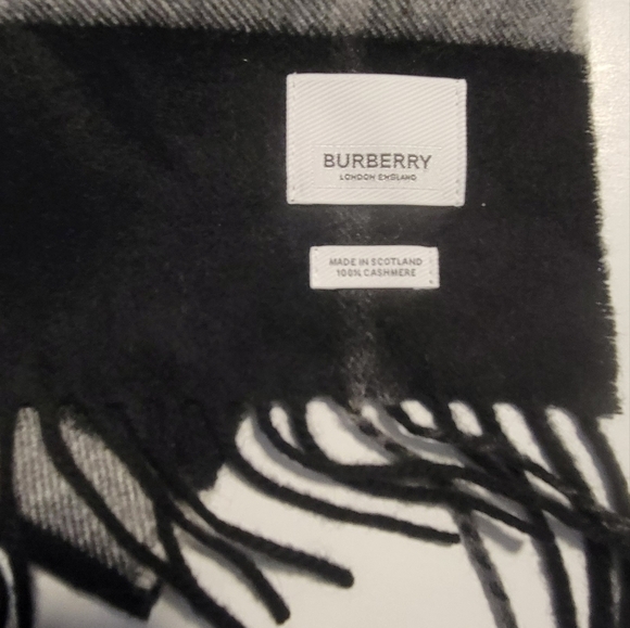 BURBERRY NWT Check  100% CASHMERE Scarf. - Picture 6 of 16